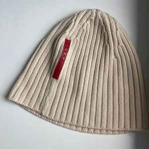 Prada toque.